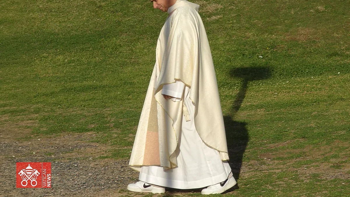 Neues von den Promis: Papst Leo XIV. trägt Nike-Sneaker