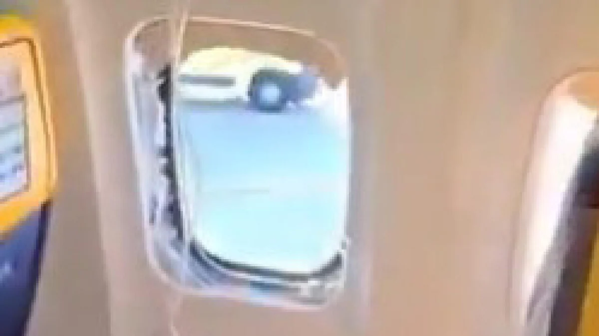 Paura su volo Ryanair in Grecia, passeggero rischia di essere risucchiato