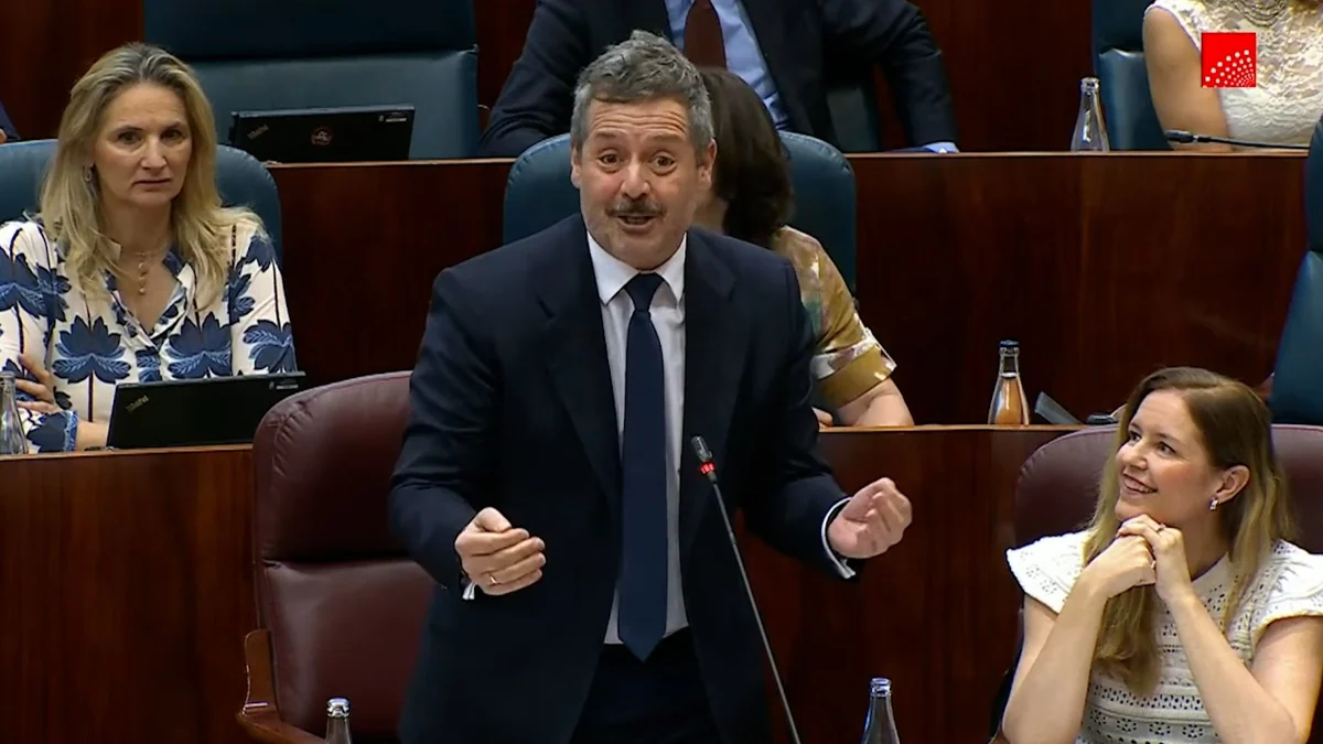 La izquierda y los sindicatos cargan contra el consejero de Cultura de Ayuso por trivializar sobre el calor en las aulas: "Nuestros niños se abrasan"