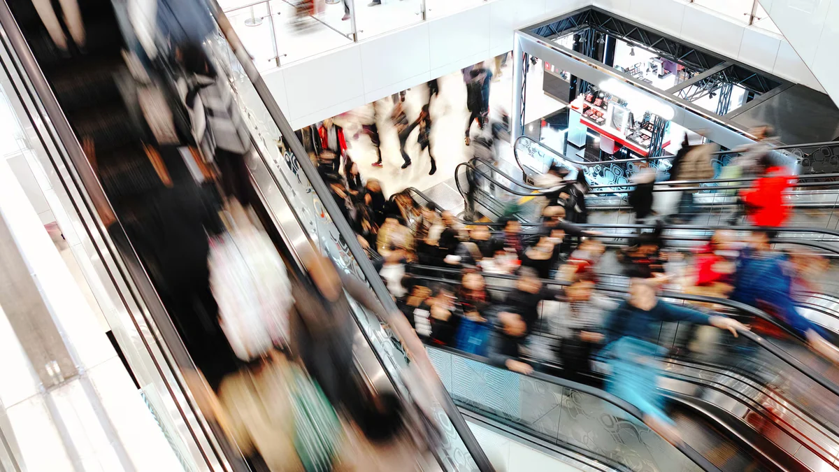 Fue a un shopping y sufrió un insólito accidente en una escalera mecánica: el centro comercial y un particular deberán indemnizarla