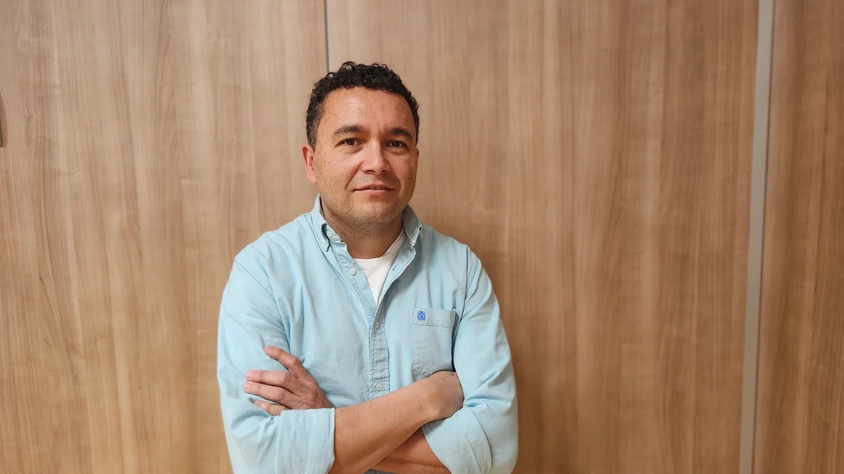 Alfredo Rodríguez-Muñoz, experto en sueño: "Durante el día podemos hablar de corresponsabilidad, pero es a las tres de la mañana, cuando un bebé llora, donde realmente vemos cómo se reparte el cuidado"