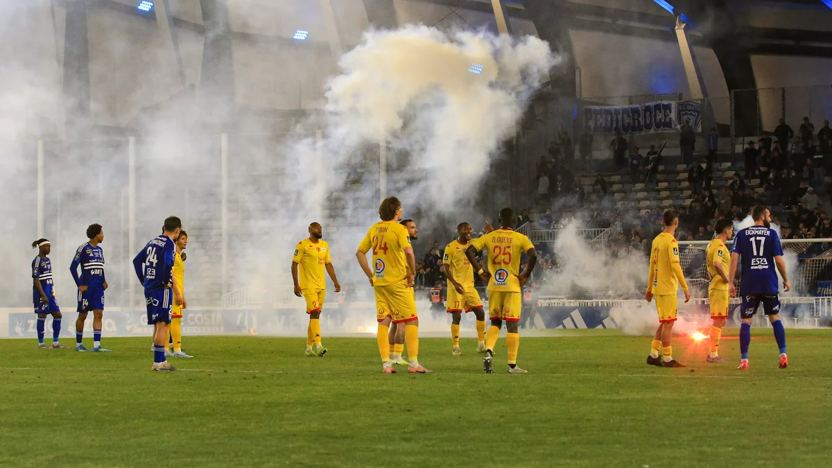 EN DIRECT - Multiplex Ligue 2 : scènes chaotiques à Bastia qui descend en Ligue 3, Le Mans file en Ligue 1... Match interrompu à cause de bombes agricoles