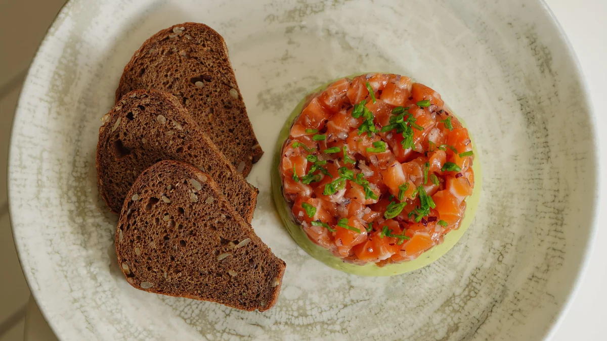 Receta de tartar de tomate, un entrante fácil, refrescante y perfecto para sorprender