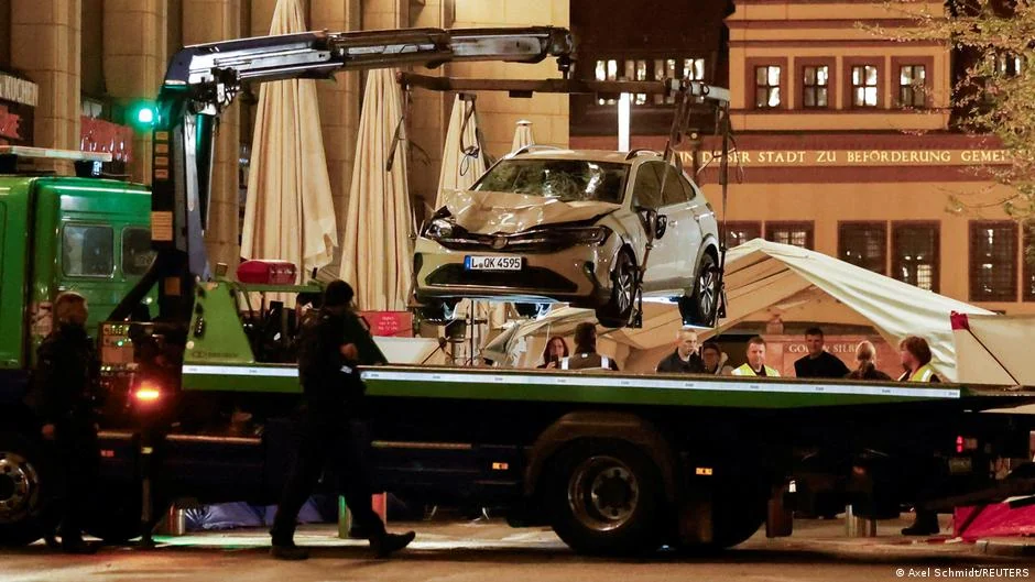 Almanya'nın Leipzig kentinde araç yayaların üzerine daldı