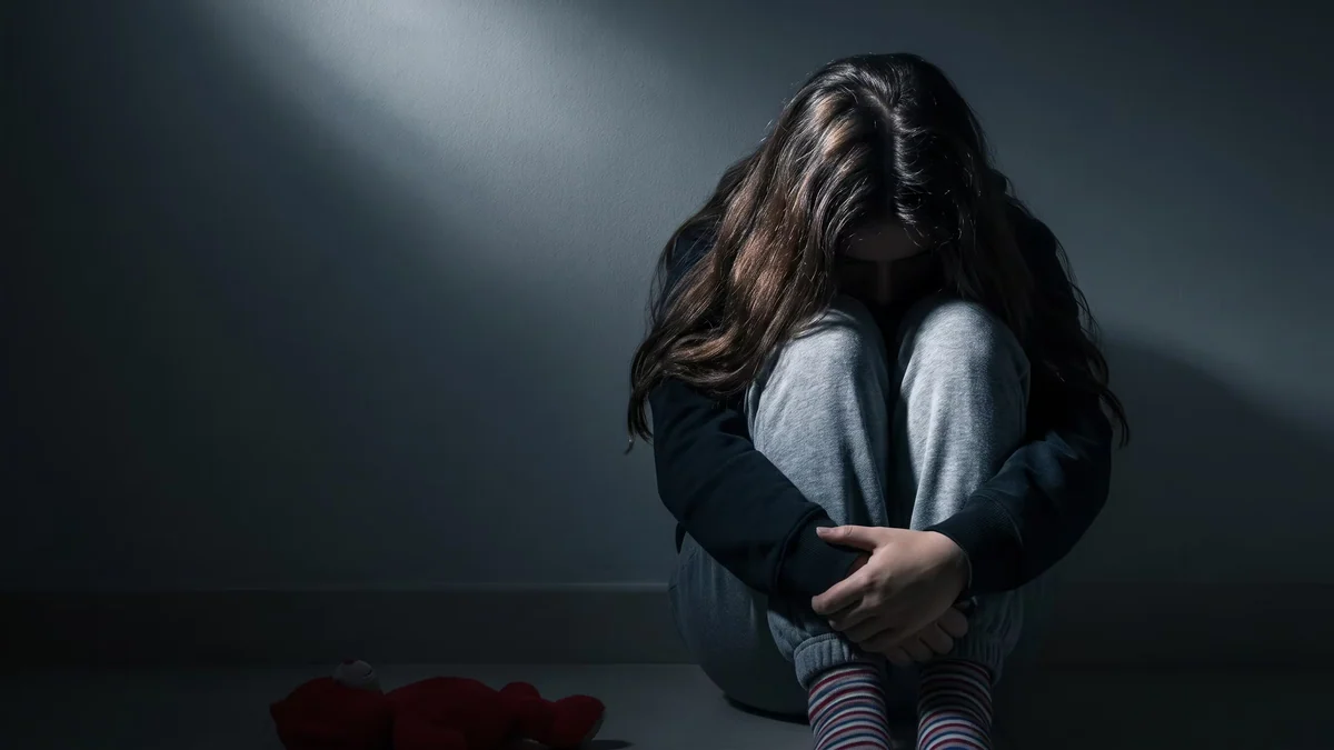 Madre y padrastro reciben condena por abusos sexuales a una adolescente en El Salvador