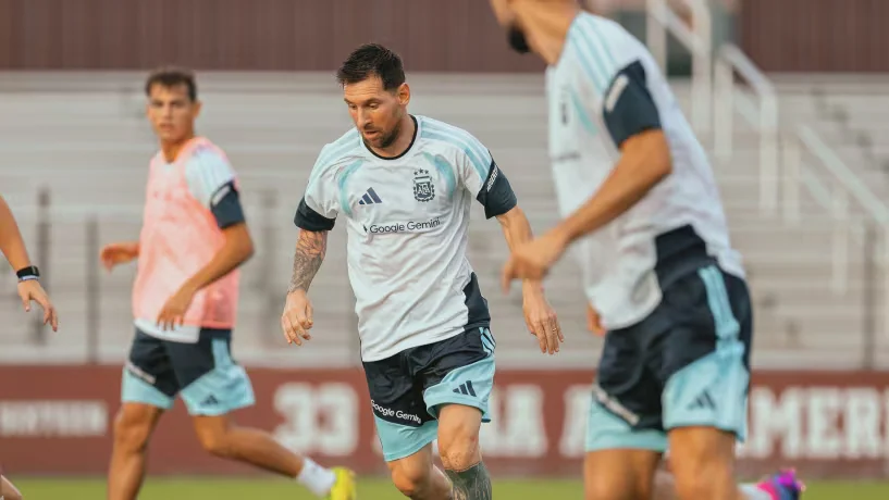 Las perlitas de la práctica abierta de la Selección: de Messi en el once titular ante Islandia al trabajo especial del Dibu Martínez