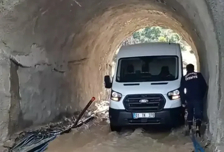 Sağanak nedeniyle minibüste mahsur kalan aile kurtarıldı