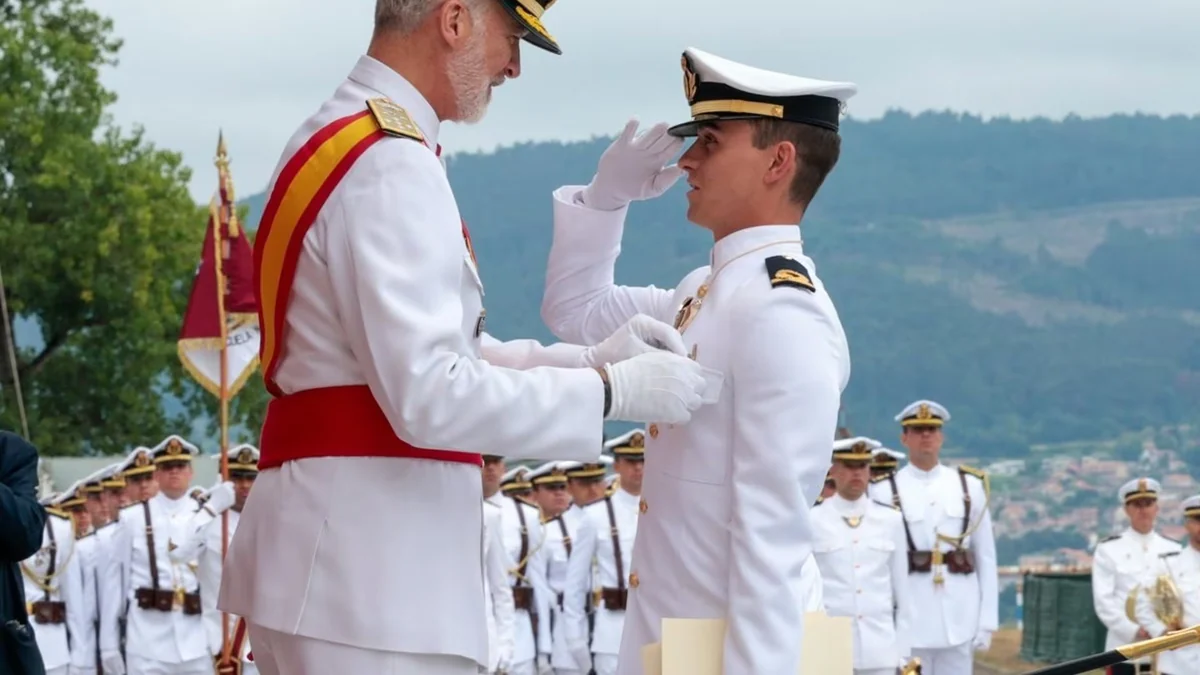 Felipe VI entrega los reales despachos a 125 oficiales de la Armada en la Escuela Naval de Marín (Pontevedra)