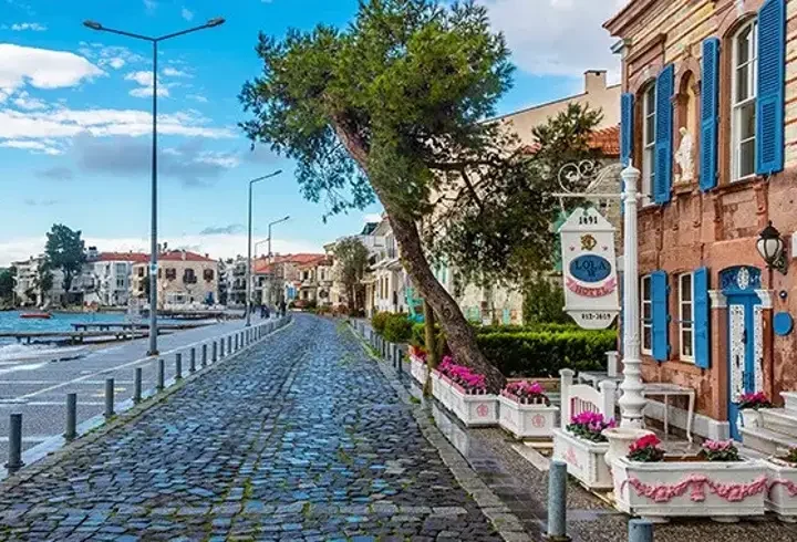 Eski Foça Gezilecek Yerler Nelerdir? Eski Foça Nerede, Nasıl Gidilir?
