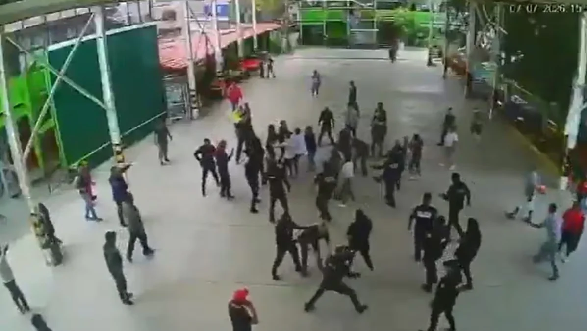 Con sillazos y gritos, profesor acusado de abuso buscaba evitar su detención dentro de escuela en Ixtapaluca