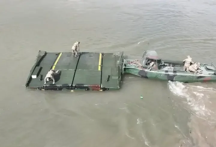 Mehmetçikten Fırat nehri üzerine 240 metrelik yüzer köprü