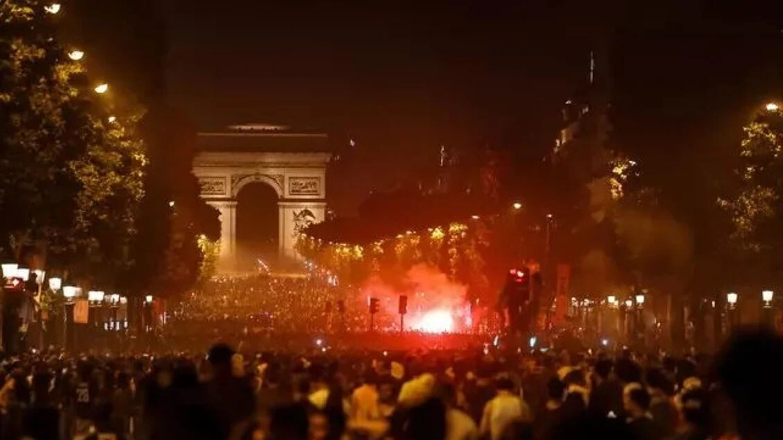 Guerriglia a Parigi per la festa della Champions, 416 fermi, 7 poliziotti feriti