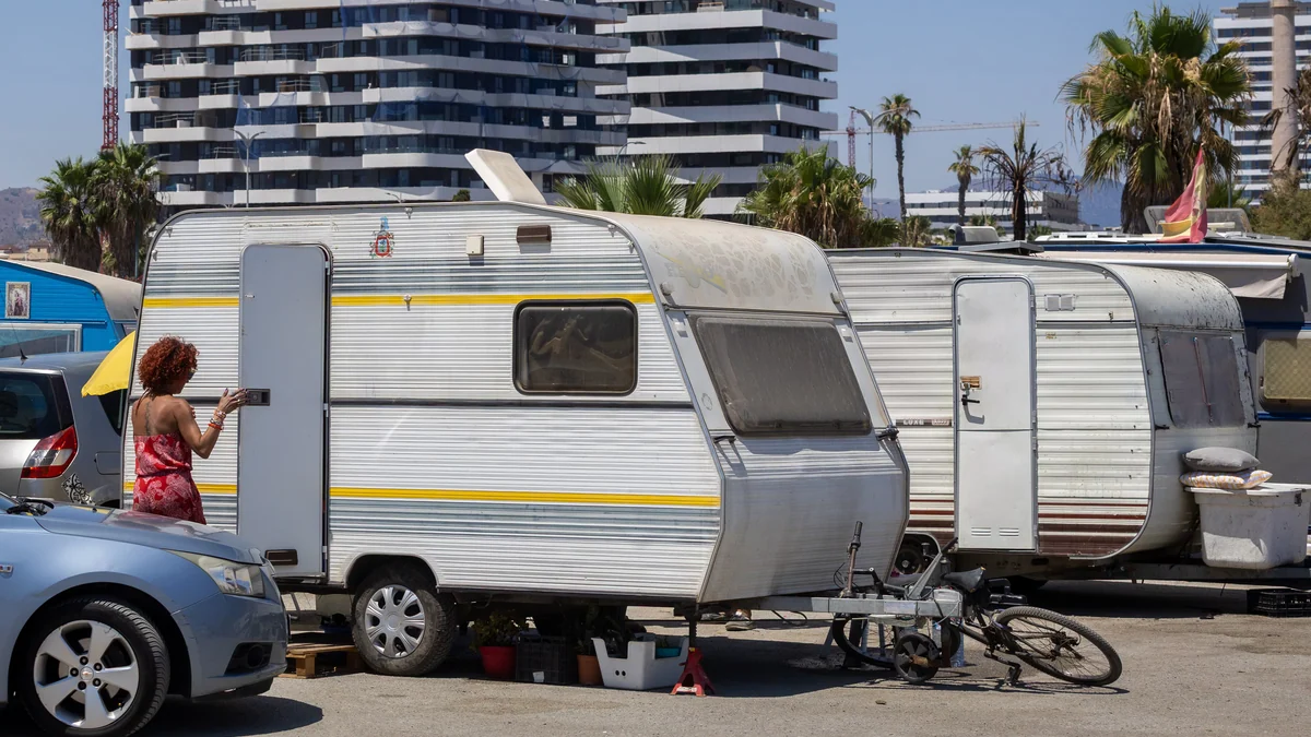 Desalojo de un campamento de caravanas en Málaga: “Soy mileurista. ¿Qué piso voy a pagar con ese dinero?”