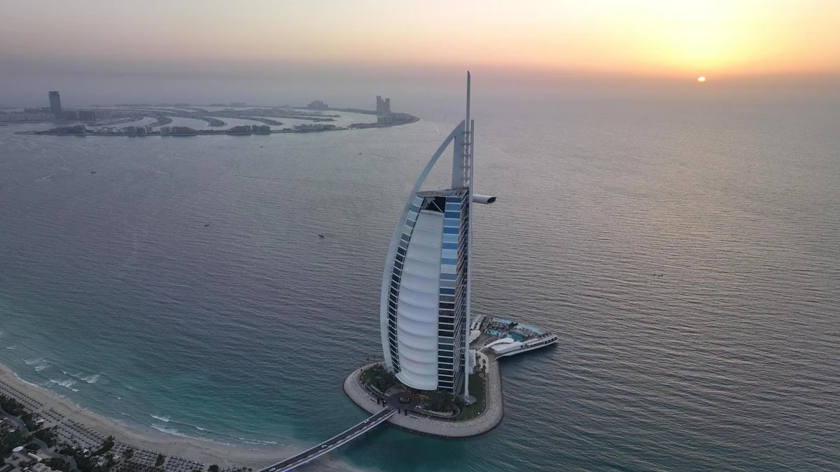 Dubai, con il turismo fermo gli hotel si rifanno il look: il Jumeirah Burj Al Arab riaprirà a fine 2027