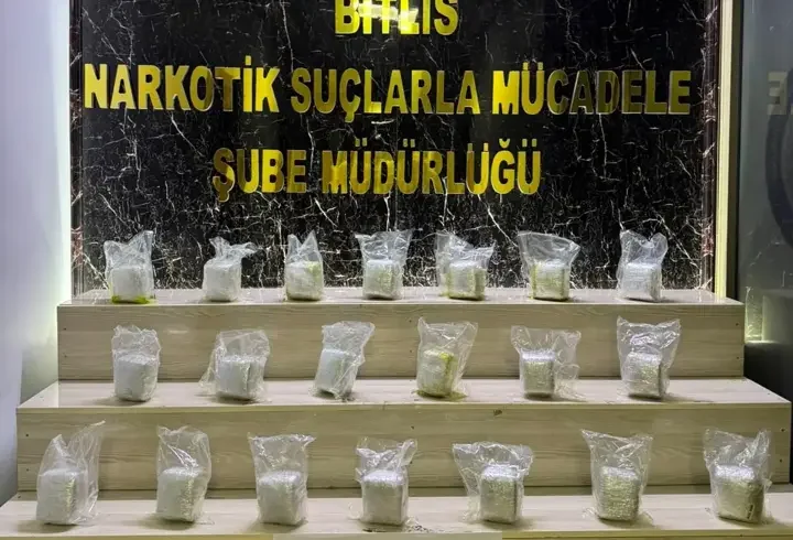 Aracın yakıt deposunda 15 kilo esrar ele geçirildi; 3 tutuklama