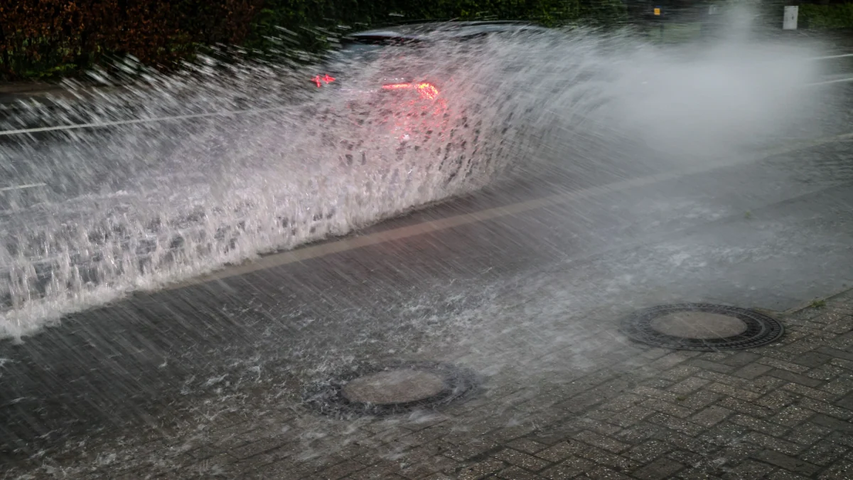 regen und Sturm in NRW: Schwere Gewitter sorgen für Chaos auf Schienen und Straßen