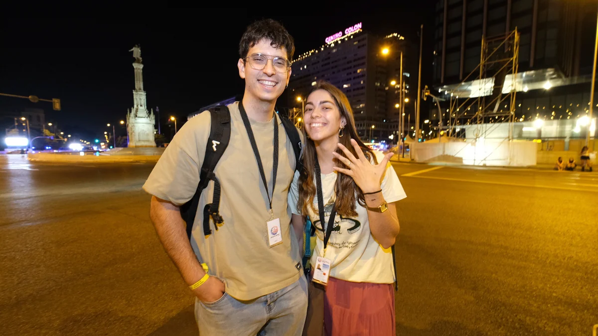 La Castellana, un hotel al raso para cientos de jóvenes y voluntarios a la espera de la misa de León XIV en Cibeles: "La Iglesia es increíble"