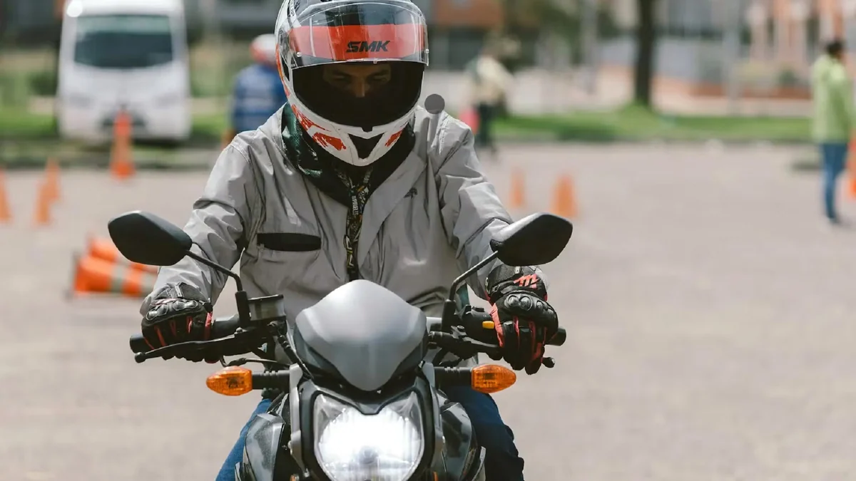 Un casco certificado y bien ajustado reduce 40% el riesgo de muerte de motociclistas: cuándo reemplazarlo y claves para su uso seguro