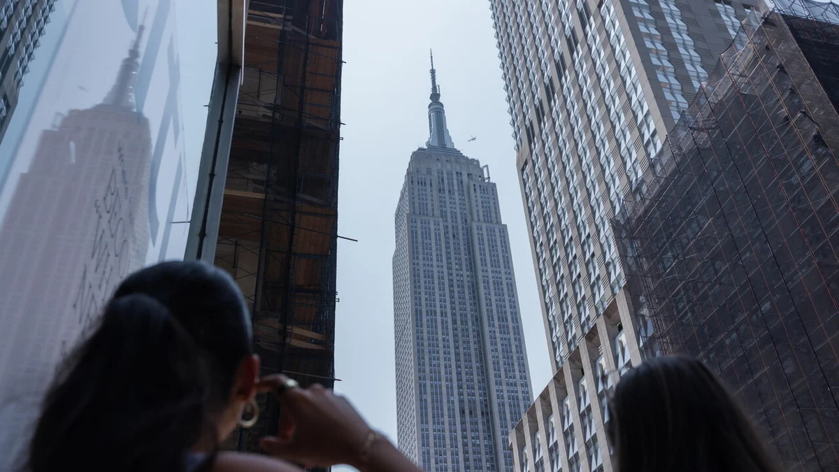 Una coppia si arrampica sull'Empire State Building e lui le fa la proposta