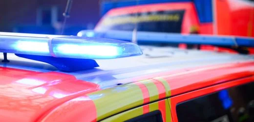 Burkardroth in Bayern: Frau muss niesen und fährt mit Auto in Lkw