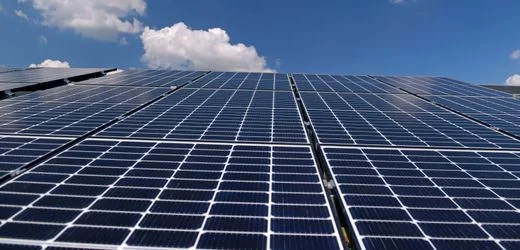 Hessen: Dach-Solaranlage von der Größe eines Fußballfeldes brennt ab