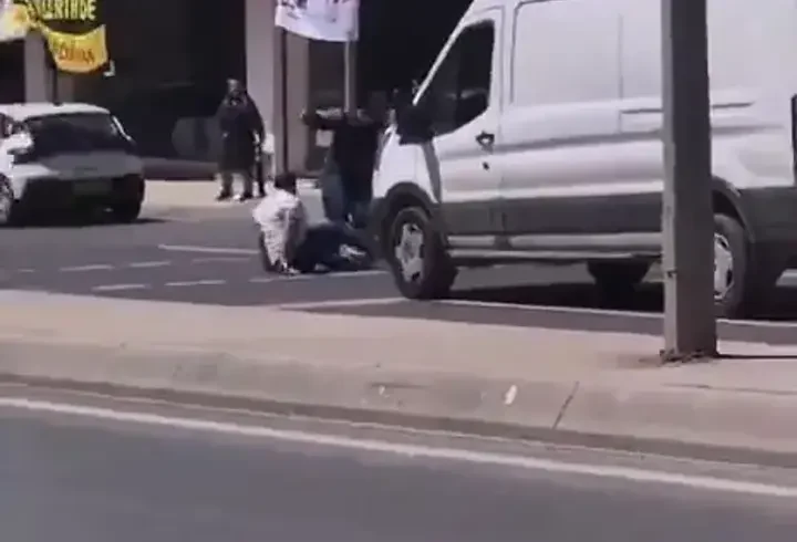Ataşehir'de tekmeli yumruklu yol verme kavgası kamerada