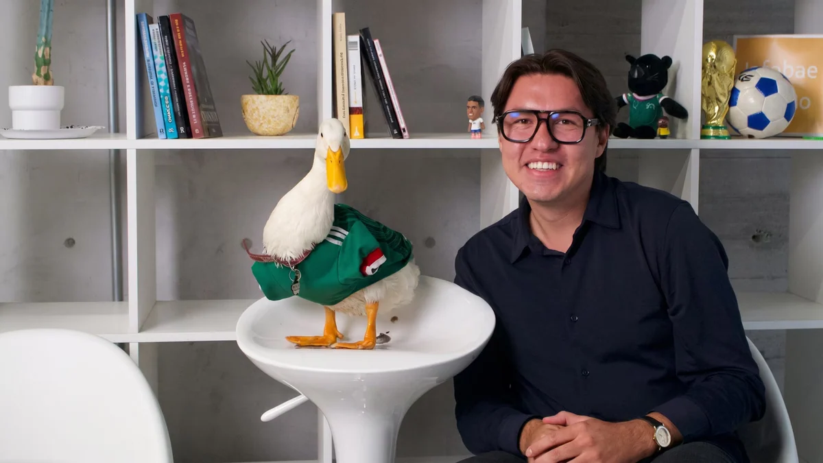 Del Palacio Nacional a un contrato exclusivo: así es representar al Pato Merlín, la mascota más famosa de México