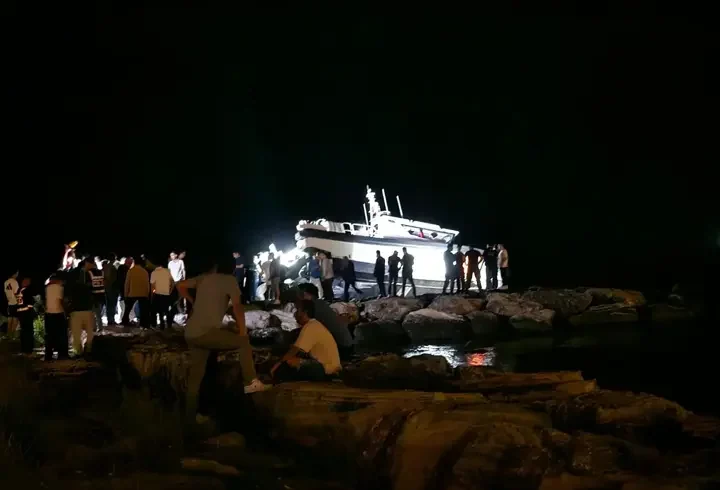Sahil Güvenlik botu kayalıklara çarptı; 2 yaralı