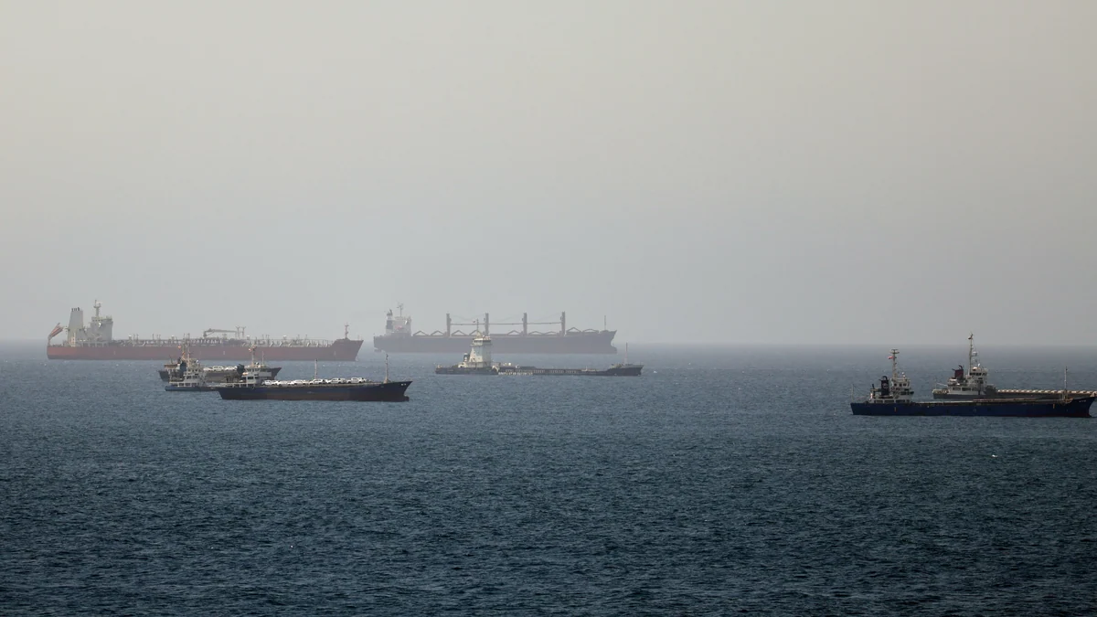 La industria marítima aguarda con cautela antes de aventurarse a cruzar el estrecho de Ormuz