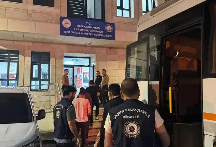 Artvin'de 56 göçmen yakalandı; 3 şüpheliye işlem yapıldı