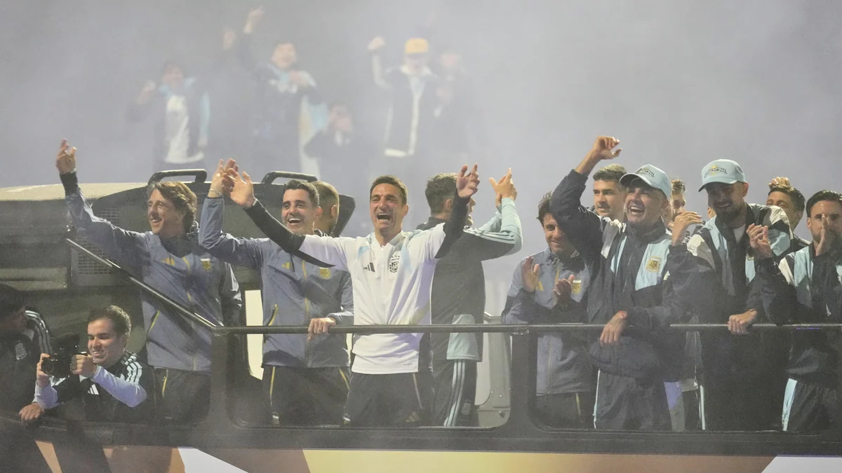 El gesto del plantel de la selección argentina con la gente en su recorrida desde el aeropuerto hasta el predio de Ezeiza