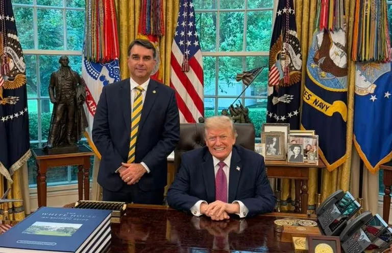 Flávio Bolsonaro ofreció a Trump acuerdos bilaterales entre EEUU y Brasil y le planteó reducir la carga fiscal sobre las tarjetas de crédito