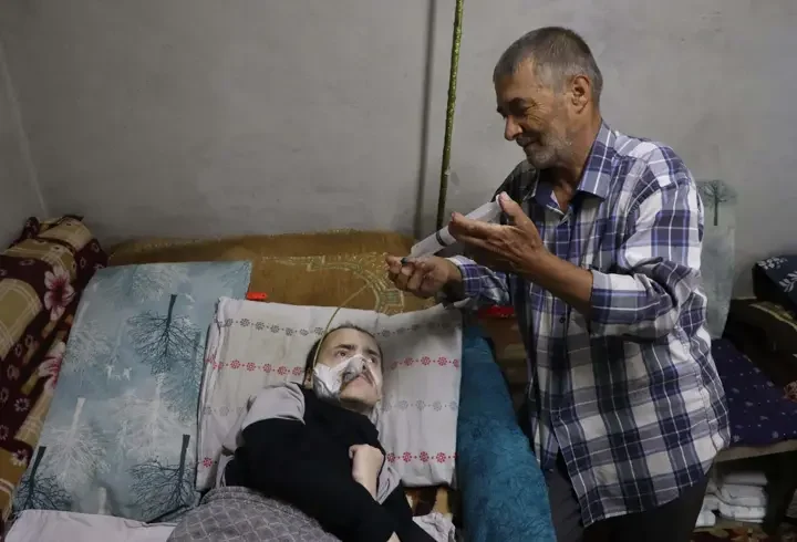 Şırıngayla beslediği serebral palsili oğluna hem annelik hem babalık yapıyor