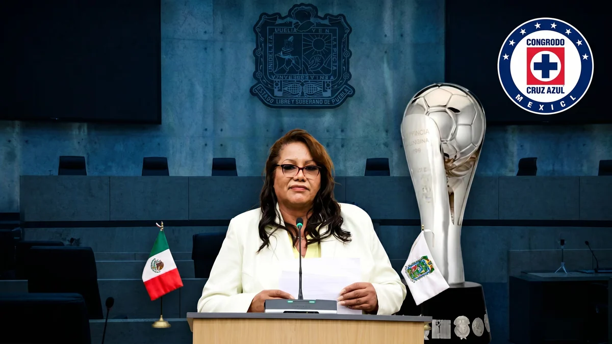 Diputada de Morena derriba trofeo del Cruz Azul en plena ceremonia en Puebla