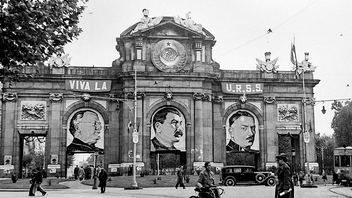 De un disparo en un café de París en 1914 a otro una cala de Ibiza en 1936: la Europa que llegó a España para matarse