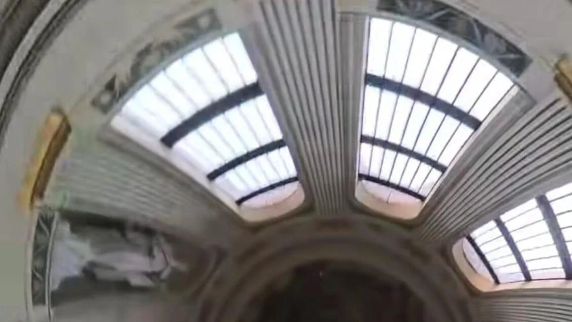Col paracadute giù dalla cupola della cattedrale di Mantova, denunciato