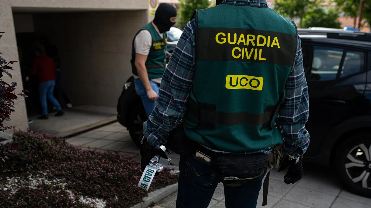 La Guardia Civil expedienta y suspende al excapitán de la UCO acusado de revelar información reservada y colaborar con la trama liderada por Leire Díez