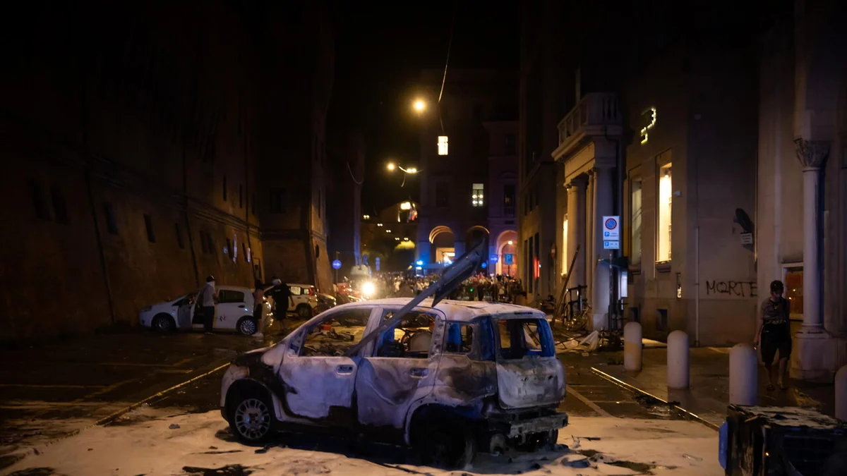 Guerriglia a Bologna fino a notte, incendiata anche un'auto del Comune