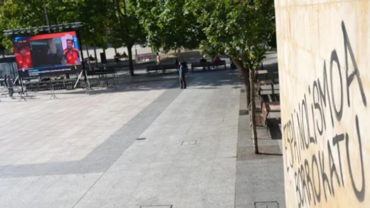 Asistentes a la marcha en apoyo a la selección vasca lanzan objetos y tratan de sabotear la pantalla gigante de la final del Mundial en Bilbao