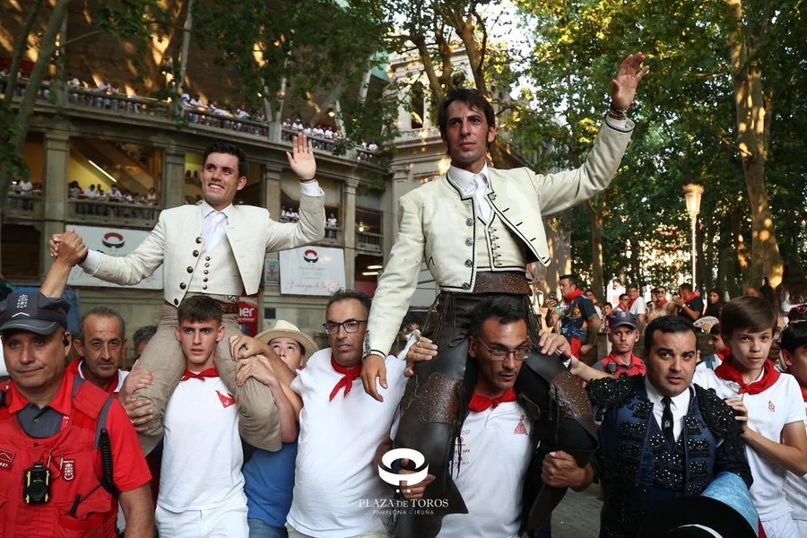 Más orejas que buen toreo en la corrida de rejones del chupinazo: Armendáriz y Hermoso, a hombros en Pamplona