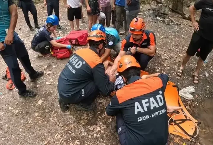 Yürüyüşte ayağı kırılan doğasever, 2 saatte kurtarıldı