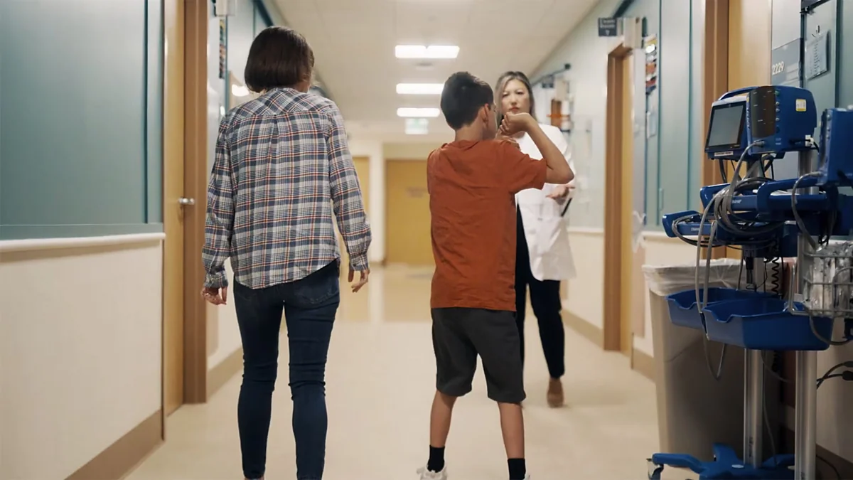 Una terapia solo para Connor: un adolescente camina por primera vez sin ayuda gracias a una ‘tirita’ genética