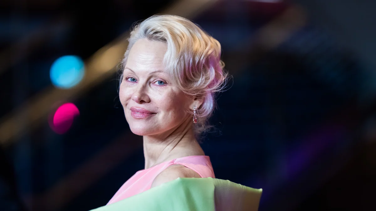 Pamela Anderson. La víctima del heteropatriarcado de finales del siglo XX que resurge en el XXI de sus implantes