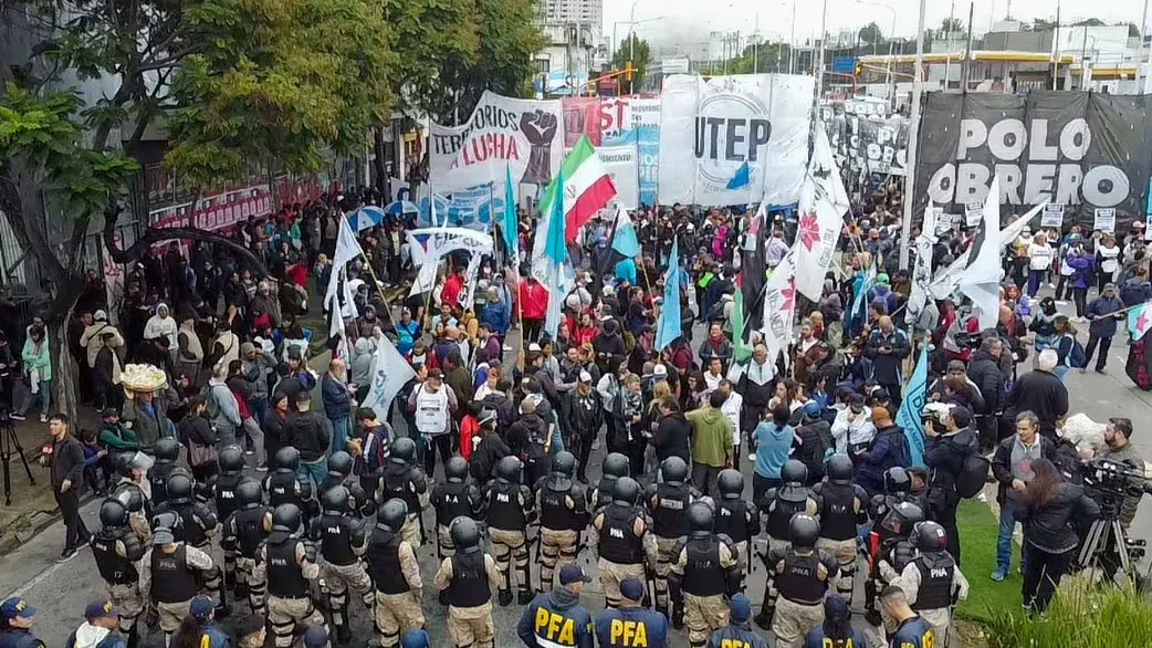 Marchas y piquetes: los movimientos sociales cortarán accesos en rechazo a la baja del programa Volver al Trabajo