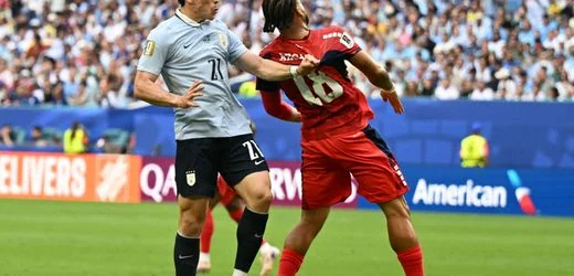 Fußball-WM: Uruguayer hilft erst seinem Gegenspieler – dann lässt er ihn einfach liegen, weil eine Chance entsteht
