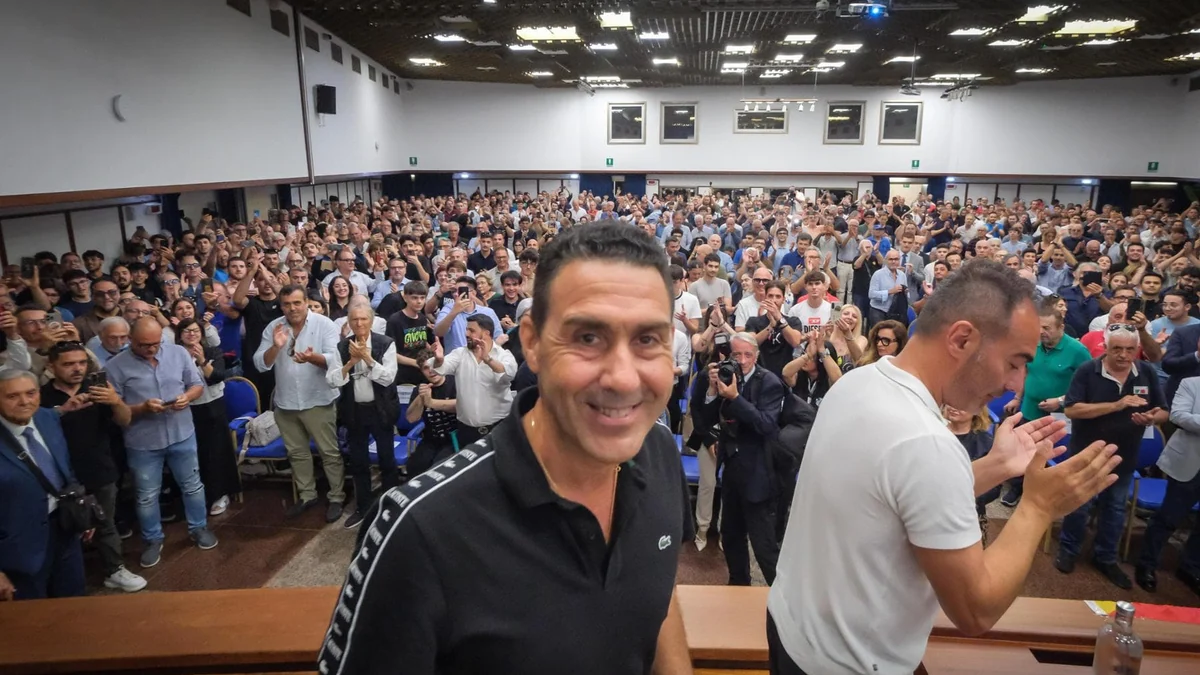 Transfughi, militari, pensionati: la tela di Vannacci in Siciliatra slogan e cori da stadio