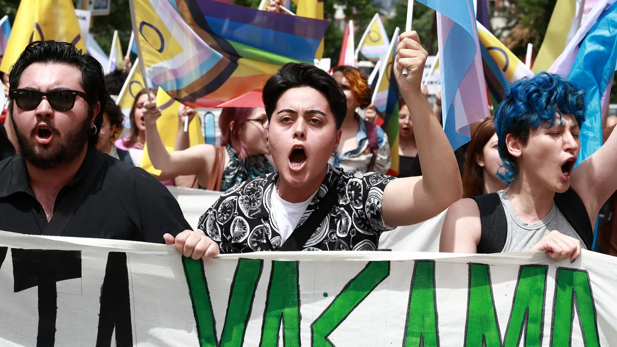 La policía turca detuvo al menos a 50 personas en la marcha del Orgullo en Estambul: “No renunciamos; seguiremos saliendo a la calle”