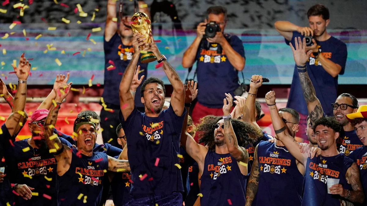 Los campeones del mundo se dan un baño de masas en Madrid al ritmo de DJ Borja Iglesias, bailes, vino y bromas: “Velada del Año VII, Paredes vs Gavi”