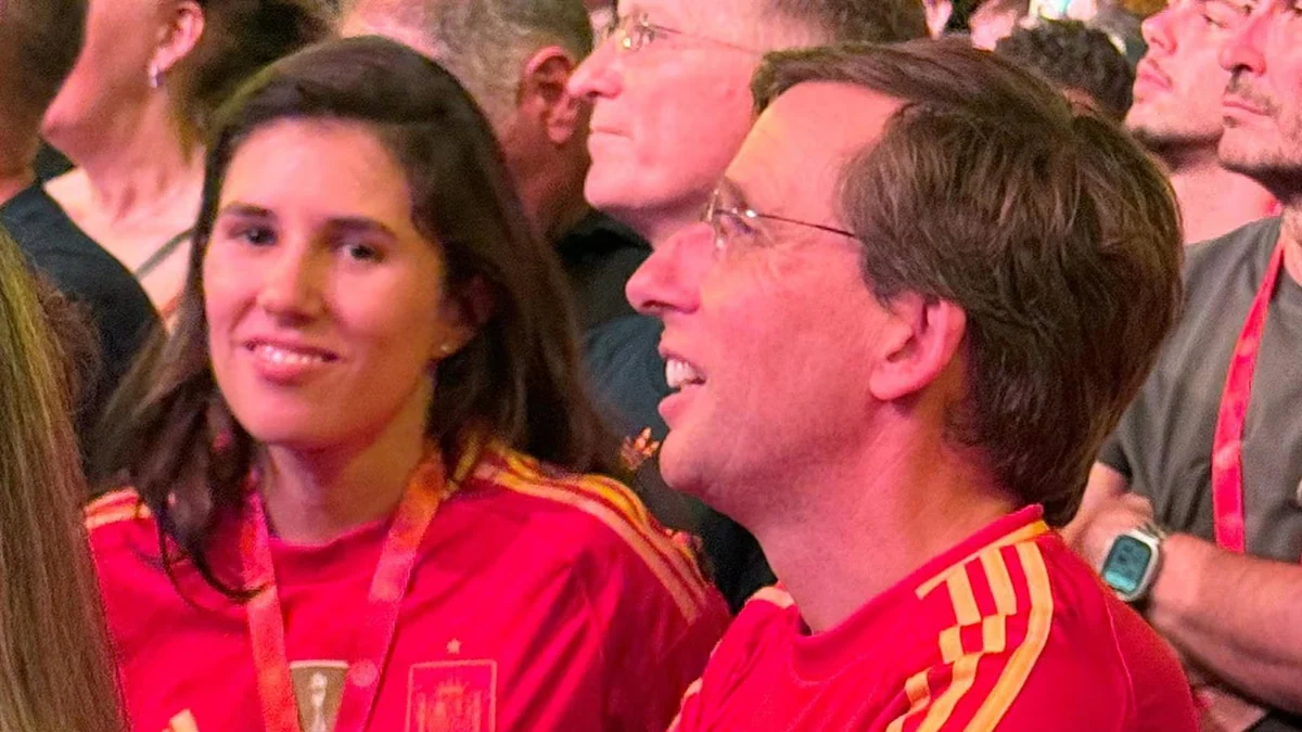 Teresa Urquijo y Martínez-Almeida, como dos aficionados más bailando y vitoreando a 'La Roja' en la Cibeles