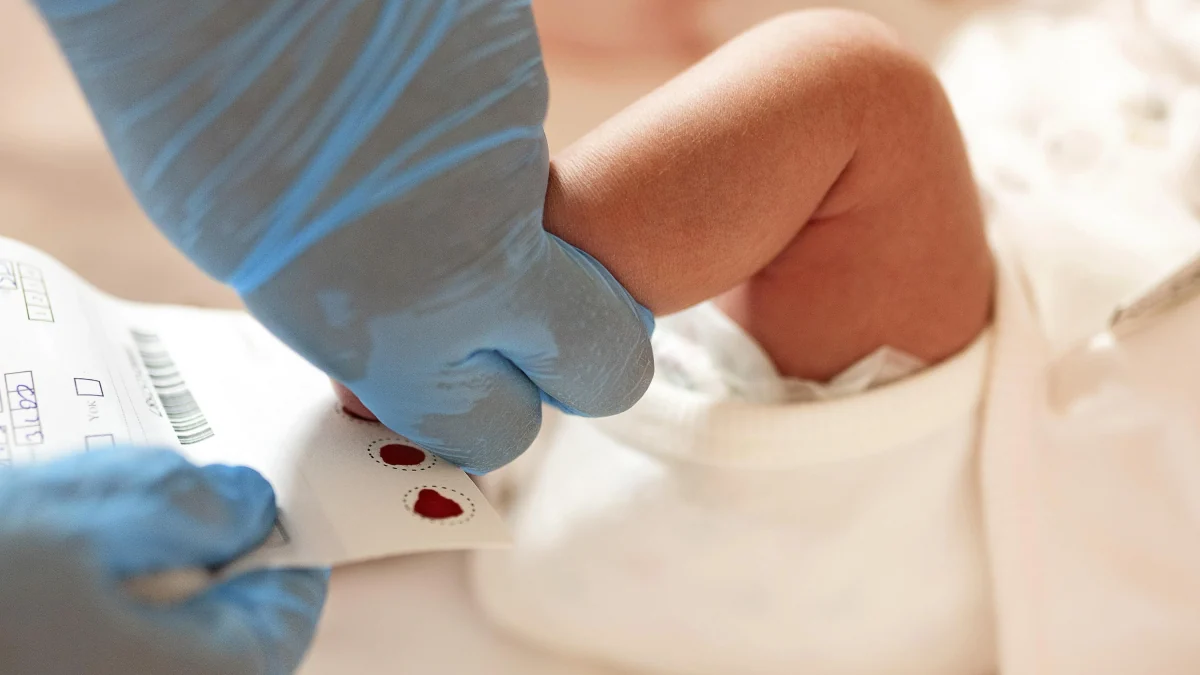 Neugeborenen-Screening: Geben neue Tests mehr Sicherheit nach der Geburt?